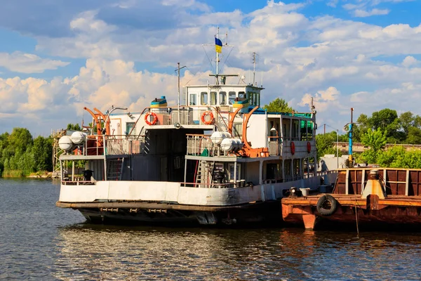 Ferryboat en el muelle en el río Dnieper, Ucrania —  Fotos de Stock