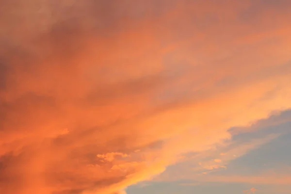 美しいオレンジ色の夕日の空。自然背景 — ストック写真