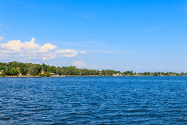 Ukrayna 'nın Kakhovka rezervuarından Nikopol kasabasının manzarası