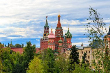 St. Manzarası Rusya, Moskova 'daki Kızıl Meydan' da Basil Katedrali ve Kremlin 'in Spasskaya Kulesi