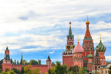 St. Manzarası Rusya, Moskova 'daki Kızıl Meydan' da Basil Katedrali ve Kremlin 'in Spasskaya Kulesi