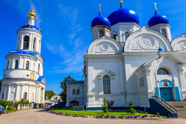 Колокольня и кафедральный собор Боголюбовской иконы Божией Матери в Боголюбовом монастыре Владимирской области, Россия — стоковое фото