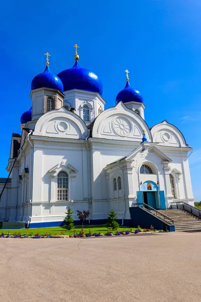 Cathedral of the Bogolyubovo icon of Our Lady in Bogolyubovo convent in Vladimir oblast, Russia — Stock Photo, Image