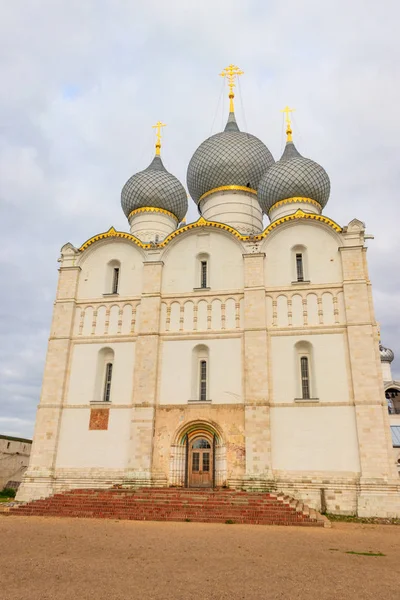 Mariä-Himmelfahrt-Kathedrale im Rostower Kreml — Stockfoto