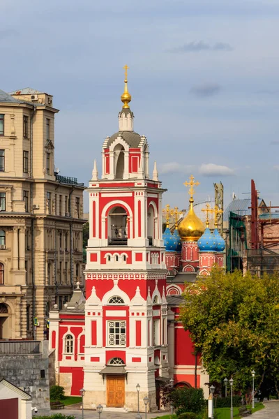 聖ジョージ教会プスコフの丘の勝利。寺院は、ロシアのモスクワのVarvarka通りの公園Zaryadyeに位置しています。 — ストック写真