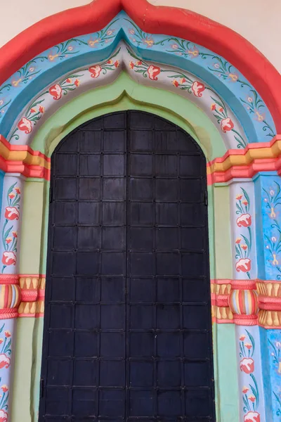 Ancient russian architecture. Close-up of arched metal door in russian style — Stock Photo, Image