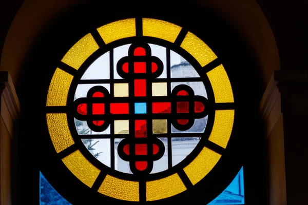 Vieja vidriera con cruz en la antigua catedral —  Fotos de Stock