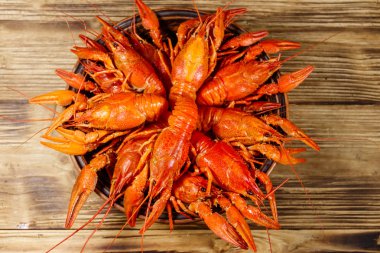 Ahşap masada kaynamış kerevit tabağı. Üst görünüm