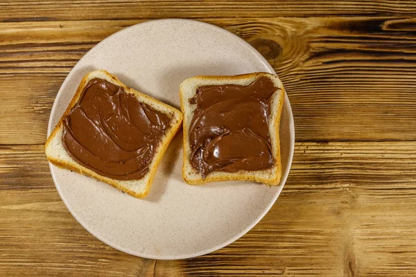 Twee sneetjes brood met heerlijke chocolade hazelnoot op — Stockfoto