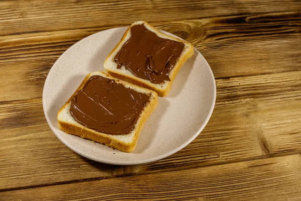 Twee sneetjes brood met heerlijke chocolade hazelnoot op — Stockfoto