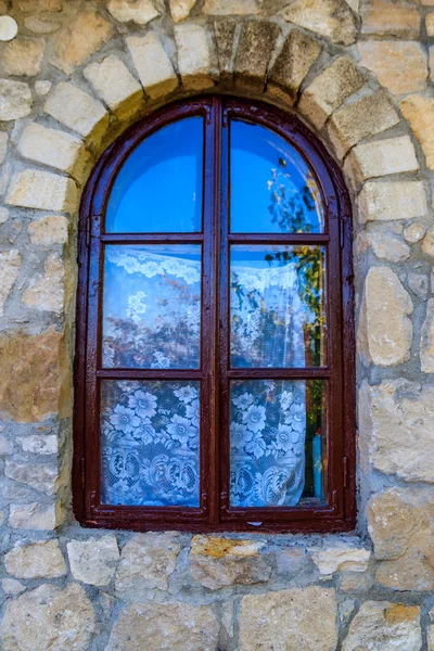石墙中的拱形木制窗户 — 图库照片