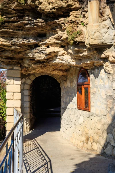 Das galizische Höhlenkloster St. Nikolaus liegt am Ufer des Dnjestr im Dorf Halytsya im Gebiet Tschernowitz, Ukraine — Stockfoto