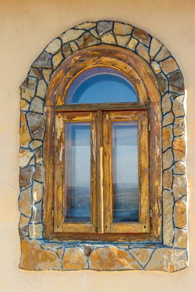 墙里的拱形木制窗户 — 图库照片