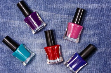 Kot arka planda tırnak cilası şişe seti