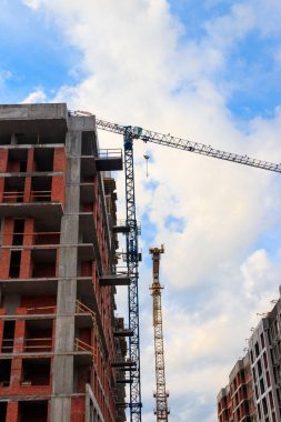 İnşaat halindeki vinç ve ev