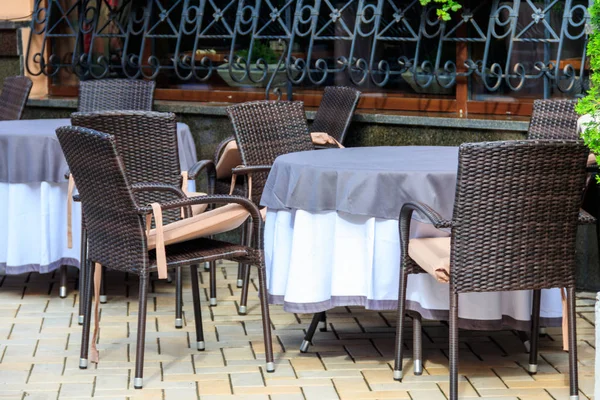 Sillas y mesas en acogedora cafetería al aire libre en verano —  Fotos de Stock