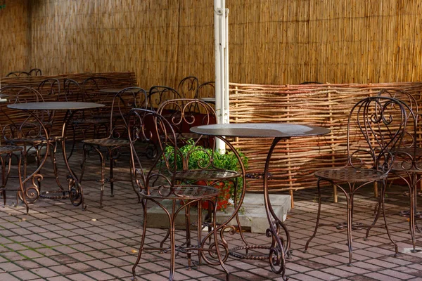 Cadeiras e mesas no aconchegante café ao ar livre no verão — Fotografia de Stock