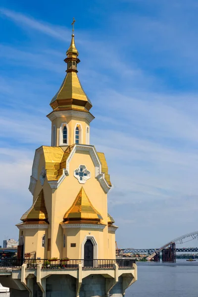 St. Nicholas Wondermaker kyrkan på vattnet i Kiev, Ukraina — Stockfoto