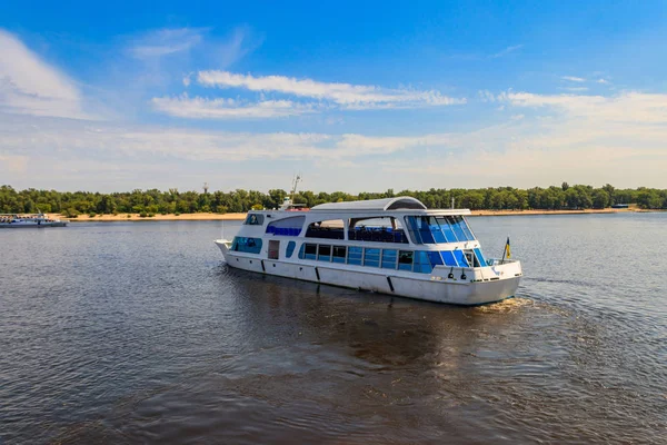 Toeristisch schip varen op de rivier de Dnjepr in Kiev — Stockfoto