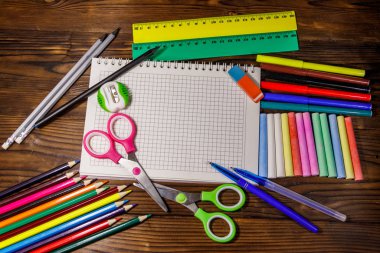 Okul kırtasiye malzemeleri ahşap masada. Okul konseptine dönelim.