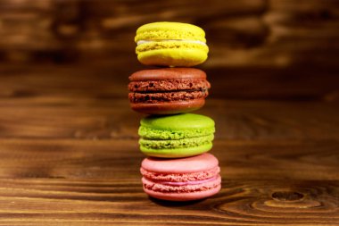 ahşap masa üstünde lezzetli renkli macaroons