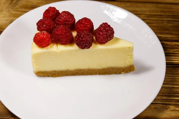 Κομμάτι Νόστιμο New York Cheesecake Σμέουρα Λευκό Πιάτο Ξύλινο Τραπέζι — Φωτογραφία Αρχείου