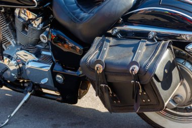 Motorsiklet kapağında deri bir motosiklet çantası. Motosikletli konsept seyahat