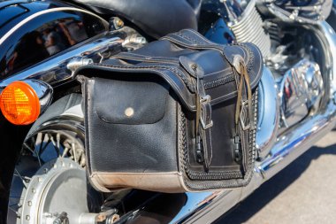 Motorsiklet kapağında deri bir motosiklet çantası. Motosikletli konsept seyahat