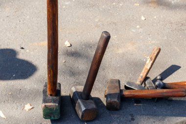 Bir zemin üzerinde farklı çekiç seti