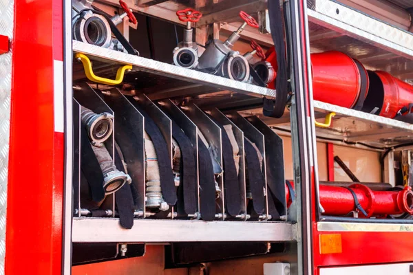 Equipamento Resgate Caminhão Bombeiros Compartimento Das Mangueiras Incêndio Enroladas Motor — Fotografia de Stock