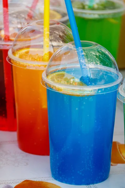 Kleurrijke Koude Toning Cocktails Plastic Bekers Met Cocktail Rietjes — Stockfoto