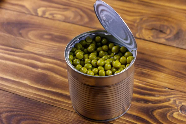 Open Blik Met Groene Erwten Houten Tafel — Stockfoto