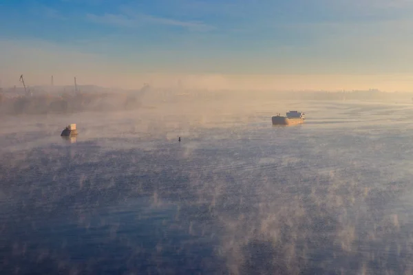 Navire Industriel Descendant Rivière Dans Brume Matin — Photo