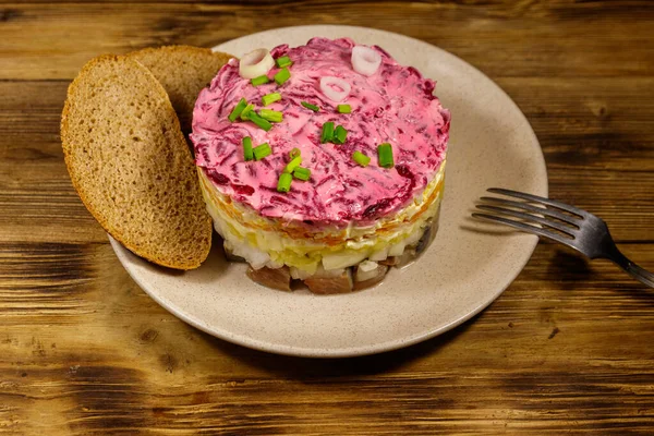 Salată Tradițională Rusă Herring Sub Haină Blană Shuba Masă Lemn — Fotografie, imagine de stoc