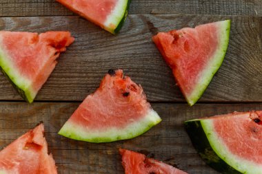 Rustik ahşap masa üzerinde taze olgun dilimlenmiş karpuz