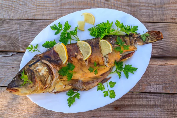 Carpa Horno Pescado Con Limón Perejil Sobre Mesa Madera — Foto de Stock