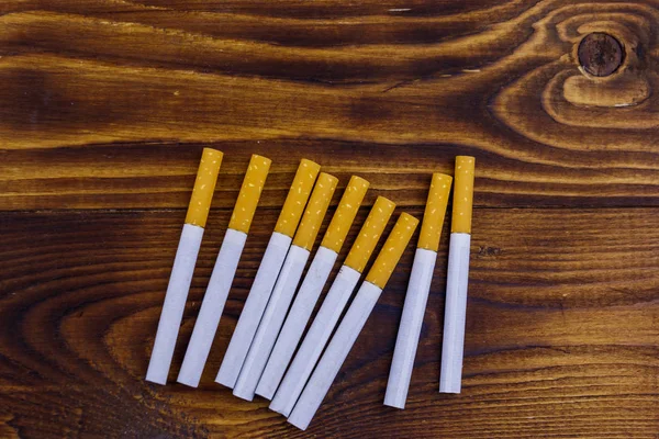 Тютюнові Сигарети Дерев Яному Столі — стокове фото