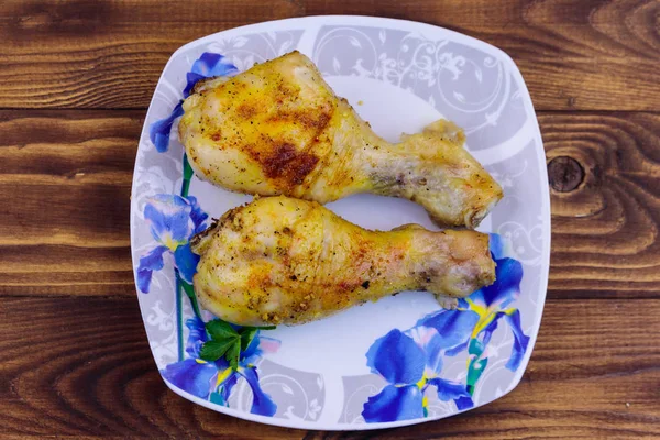 Ψητά Κοτόπουλα Πατάτες Ένα Πιάτο Ξύλινο Τραπέζι — Φωτογραφία Αρχείου