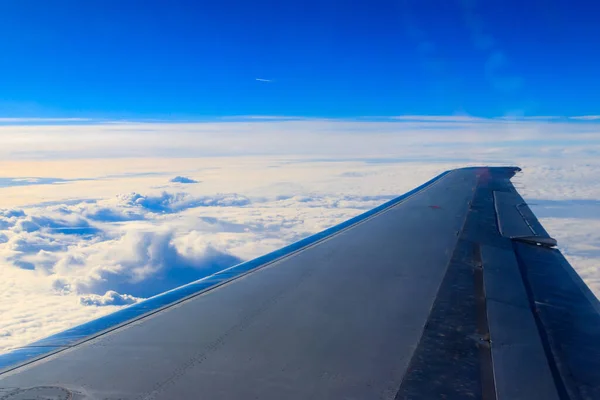 Ala Avião Voando Acima Das Nuvens Céu Azul — Fotografia de Stock