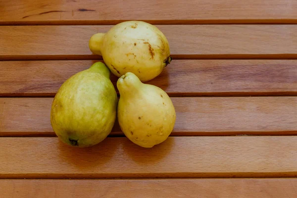 Ahşap Masada Bütün Guava Meyveleri — Stok fotoğraf
