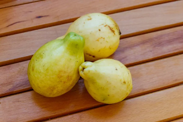 Ahşap Masada Bütün Guava Meyveleri — Stok fotoğraf