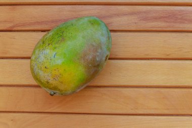 ahşap masa üzerinde taze mango meyve