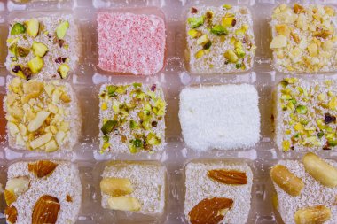 Bir kutu yakın çekimde çeşitli türk lokumu