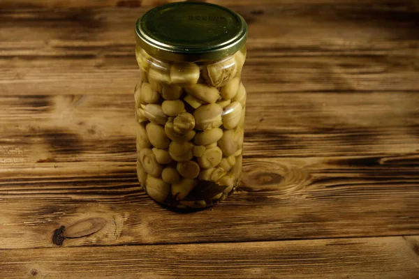 Deliziosi Funghi Marinati Vaso Vetro Tavolo Legno — Foto Stock