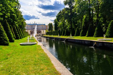 St. Petersburg, Rusya 'daki Peterhof Sarayı ve Deniz Kanalı' nın manzarası