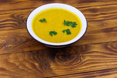 Tahta bir masada balkabağı çorbası