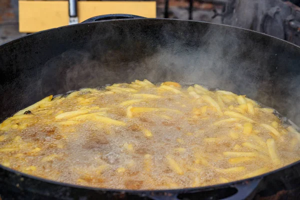 Kentang Goreng Dimasak Dalam Wajan Besi Yang Dalam Yang Diisi — Stok Foto