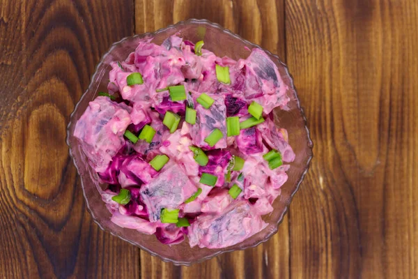 Smakelijke Salade Met Haring Rode Biet Eieren Mayonaise Houten Tafel — Stockfoto