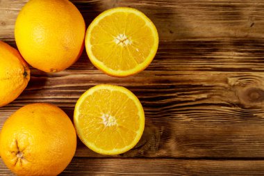 Tahta masada taze portakallar.