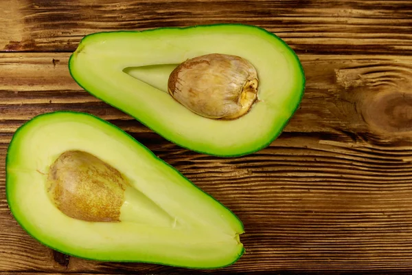 Aguacate Fresco Sobre Mesa Madera — Foto de Stock